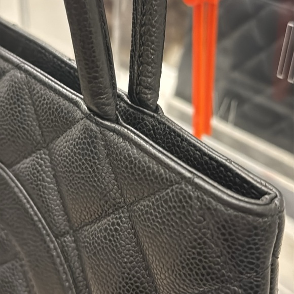 CHANEL tote - Picture 15 of 17